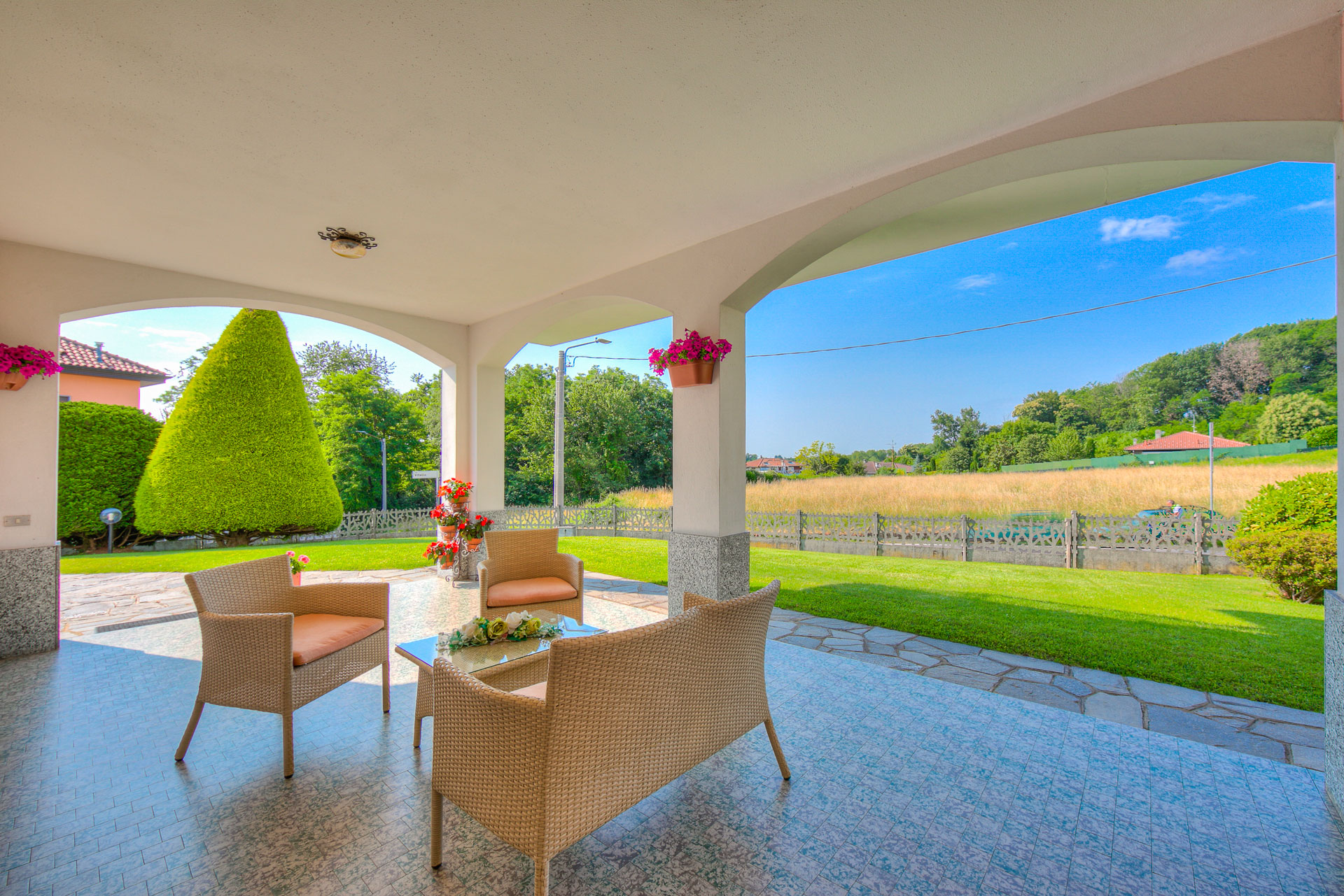 Villa in vendita a Montano Lucino – Casa singola con giardino, mansarda e garage doppio