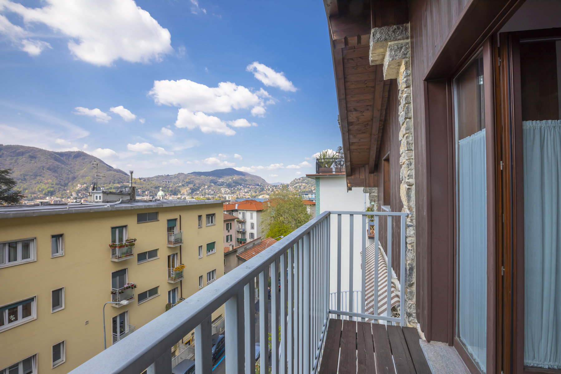 Appartamento trilocale a Como con balcone, vista aperta e posto auto